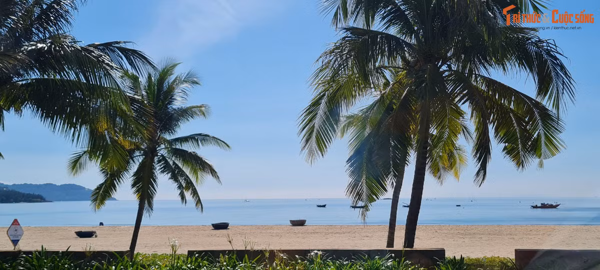 Phía bên kia con đường là bãi biển nên thơ.