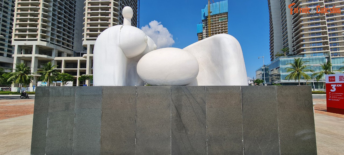 Công viên Biển Đông nổi bật với tượng Mẹ Âu Cơ nằm ngay giữa trung tâm.