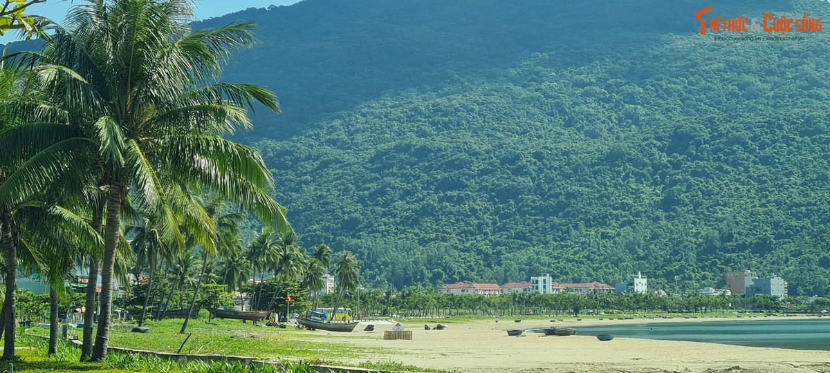 Từ đây có thể nhìn thấy bán đảo Sơn Trà - lá phổi xanh của thành phố.