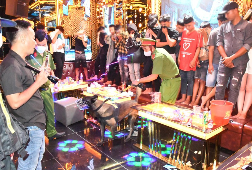 Lien tiep phat hien cac vu “bay lac” trong quan karaoke