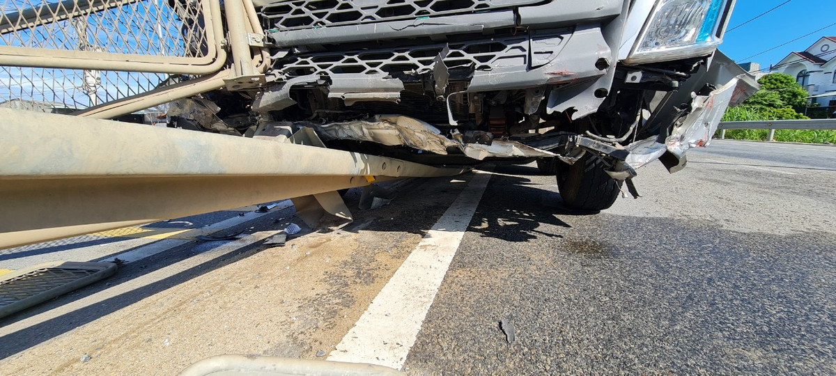 Đến địa phận huyện Bình Sơn, Quảng Ngãi thì bất ngờ tông vào dải phân cách cứng giữa 2 làn đường.