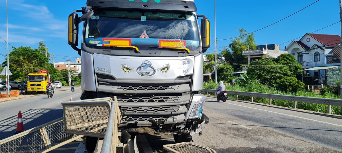 Các nhân chứng cho biết, xe tải đã tông bay khoảng 50m dải phân cách cứng trên quốc lộ 1A trước khi dừng lại.