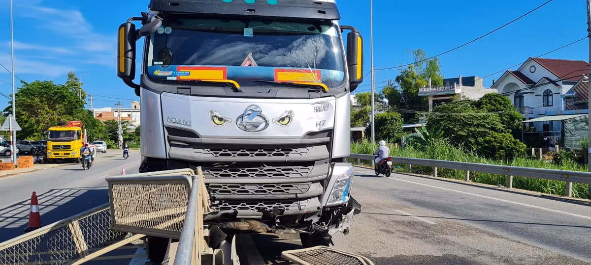 Các nhân chứng cho biết, xe tải đã tông bay khoảng 50m dải phân cách cứng trên quốc lộ 1A trước khi dừng lại.