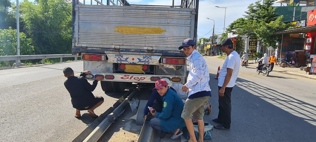 hiều nhóm công nhân đã được điều động đến hiện trường.