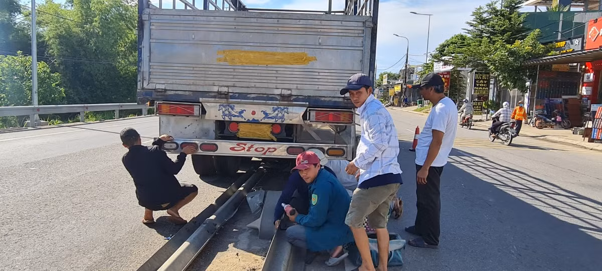 Nhiều nhóm công nhân đã được điều động đến hiện trường.