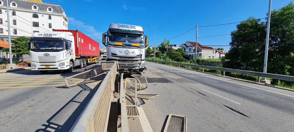 Giao thông trên quốc lộ 1A qua đoạn đường này gặp khó khăn.