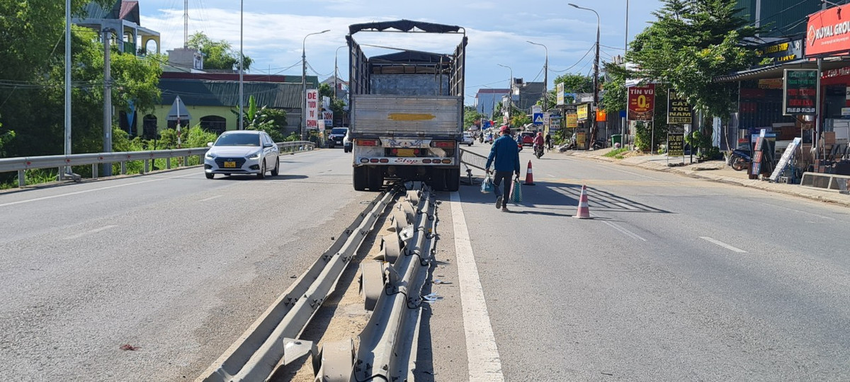 Toàn bộ khoảng 50m phân cách cứng tại ngã ba Trà Bồng, xã Bình Long, huyện Bình Sơn đổ sập sau vụ va chạm.