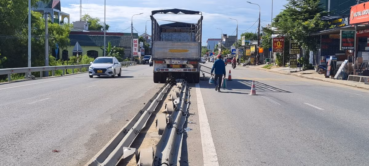 Toàn bộ khoảng 50m phân cách cứng tại ngã ba Trà Bồng, xã Bình Long, huyện Bình Sơn đổ sập sau vụ va chạm.