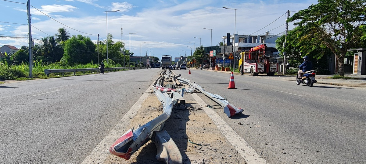 iện trường bị san phẳng trong sự bàng hoàng của người dân hai bên đường quốc lộ.