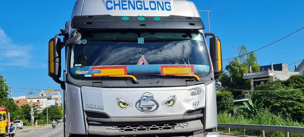 Vụ tai nạn khiến phần đầu xe tải bị hư hỏng.