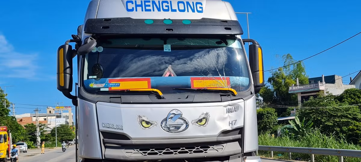 Vụ tai nạn khiến phần đầu xe tải bị hư hỏng.