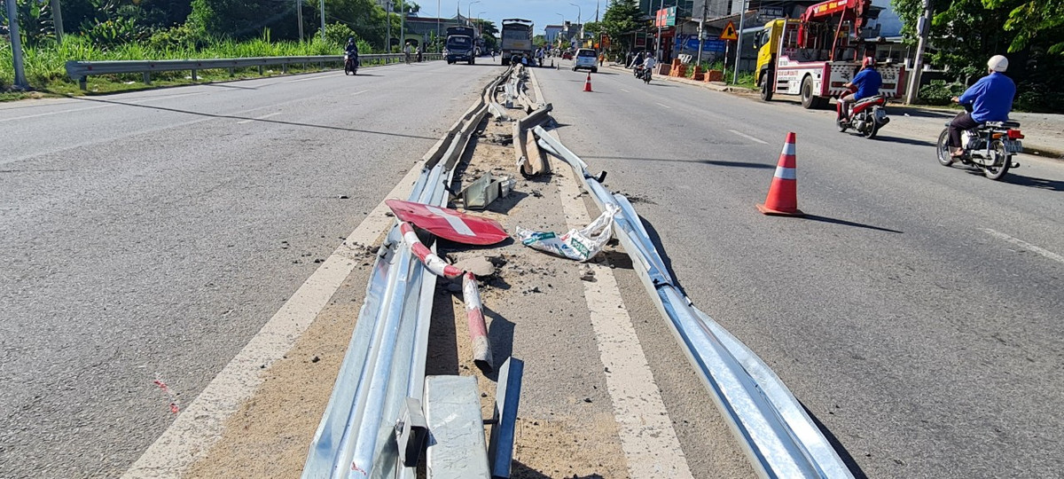 Nhiều đoạn rào chắn bị xe tải đè nát.