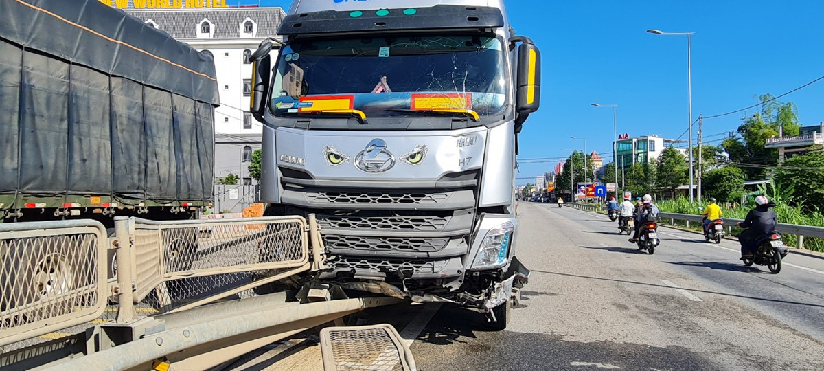 Theo thông tin ban đầu, vụ tai nạn xảy ra khi xe tải mang BKS Bình Định đang lưu thông trên quốc lộ 1A hướng Bắc Nam.
