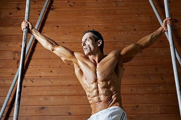 Người đàn ông nổi tiếng có thân hình săn chắc nhất thế giới Nguoi dan ong noi tieng co than hinh san chac nhat the gioi