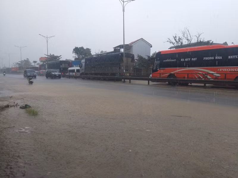Thua Thien- Hue: Mua lon, Bi thu Dang uy xa bi nuoc cuon troi