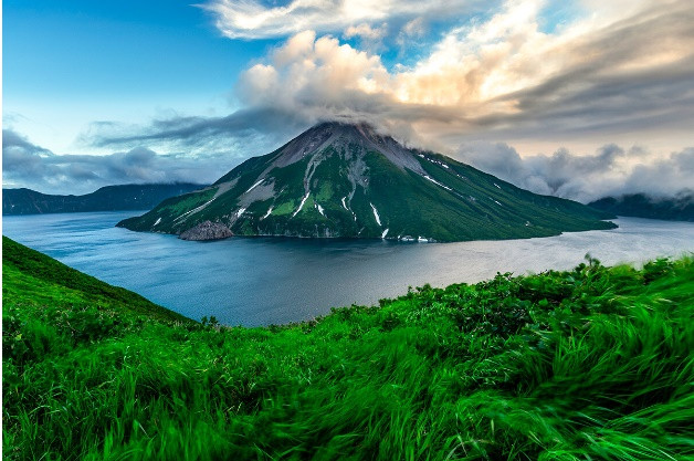 1. Đảo núi lửa: Hai phần ba đảo Onekotan ở Kurils được tạo thành từ núi lửa. Hai trong số chúng - Krenitsyn và Nemo - vẫn đang hoạt động, mặc dù chúng phun trào lần cuối vào giữa thế kỷ 20.