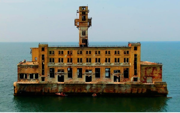 10. Đảo nhà máy: Cách thị trấn Kaspiysk ở biển Caspi không xa là một cơ sở sản xuất trên đảo của nhà máy kỹ thuật Dagdizel được xây dựng vào những năm 1930 để thực hiện các cuộc thử nghiệm. Tuy nhiên, nhà máy này đã bị bỏ hoang từ rất lâu. Ảnh: RBTH.