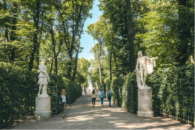 5. Đảo Vườn: Một trong những công viên đẹp nhất của thành phố St.Petersburg là Letniy Sad (Vườn mùa hè) cũng là một hòn đảo cùng tên. Đây cũng là công viên được đầu tiên của St.Petersburg, được xây dựng vào năm 1704 theo lệnh của Peter Đại đế.