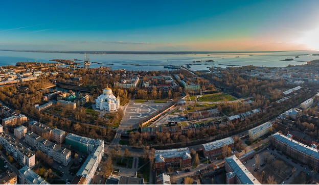 6. Đảo pháo đài: Một hòn đảo đáng chú ý khác của St.Petersburg là Kotlin, nơi có thị trấn pháo đài Kronstadt. Thị trấn này có một máy đo thủy triều để đo và ghi lại mực nước biển, các bến tàu khổng lồ và một hệ thống pháo đài phòng thủ và hải đăng.