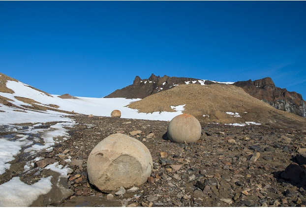 3. Đảo đá hình cầu: Đảo Champ là một phần của quần đảo Franz Josef Land ở Bắc Băng Dương. Thực tế, những quả cầu đá kỳ lạ với nhiều kích cỡ khác nhau nằm rải rác khắp hòn đảo này.