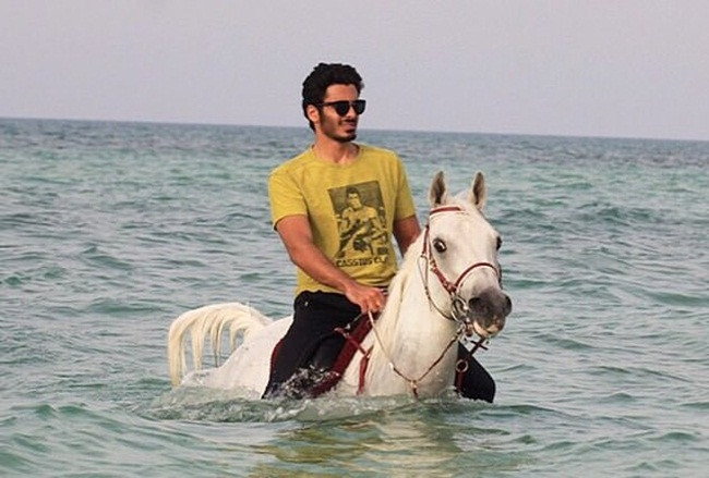 Theo Los Angeles Times, hoàng tử này có đội bảo vệ, tài xế và huấn luyện viên riêng ... khi học ở Mỹ.