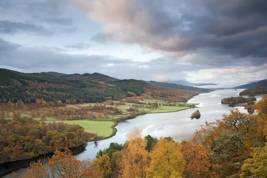 Pitlochry, Scotland: Các rừng thông của Scotland không đổi màu, nhưng những cây rụng lá khác đem lại một trong những khung cảnh đẹp nhất châu Âu.