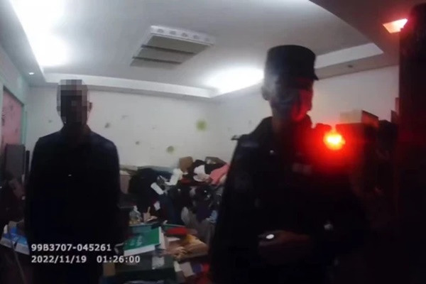 Goi dien cho canh sat dat tra sua, nguoi phu nu duoc cuu mang