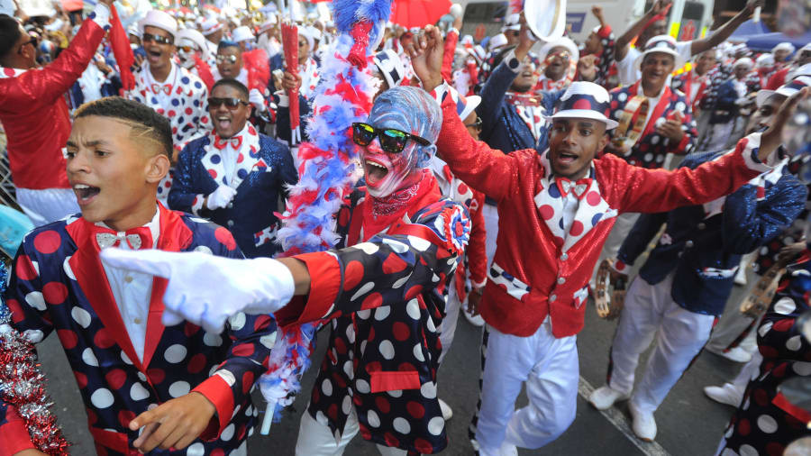 Cape Town (Nam Phi): Pháo hoa vào đêm giao thừa khiến Cape Town trở thành điểm đến thu hút du khách. Nếu muốn tổ chức tiệc tùng cùng bạn bè, hãy đến chân núi Bàn, nơi có show nghệ thuật Alcazar kéo dài tới 10 tiếng đồng hồ tại 3 sân khấu lớn.