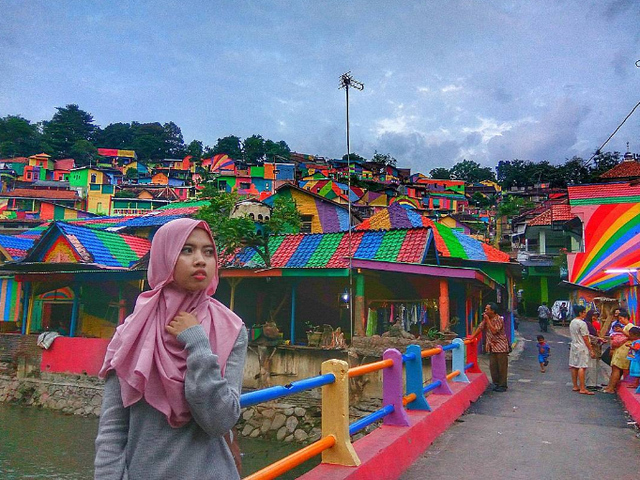 223 căn nhà ở làng Kampung Pelangi đã được "lột xác" đầy màu sắc để tạo điểm nhấn sinh động. Nơi đây còn được gọi tên là ngôi làng Cầu Vồng.