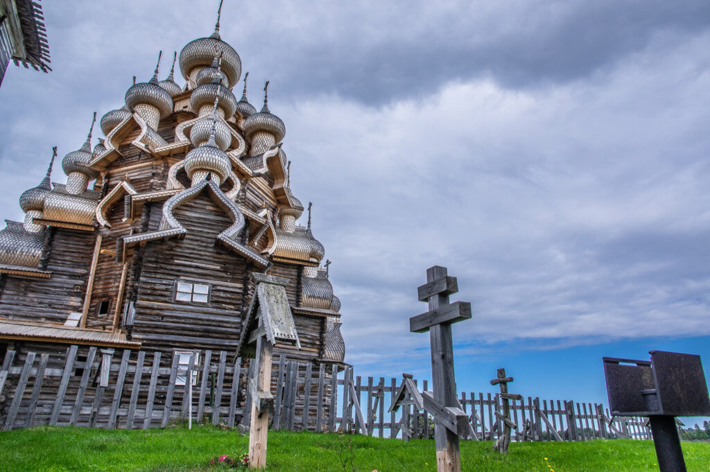 Phần trung tâm của đảo bảo tàng là Kizhi Pogost, bao gồm Nhà thờ Biến hình từ đầu thế kỷ 18, một tòa nhà bằng gỗ cao 37 mét với 23 mái vòm.