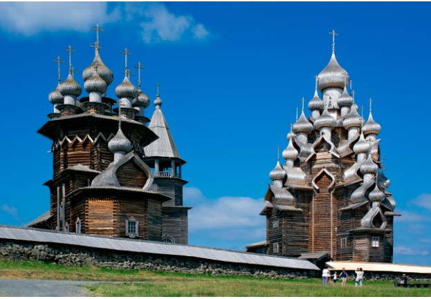 1. Đảo Kizhi, Karelia: Kizhi là đảo bảo tàng dân tộc học nổi tiếng nhất và được ghé thăm nhiều nhất ở Nga. Bảo tàng kiến trúc gỗ này được thành lập vào năm 1966, được đưa vào danh sách Di sản Thế giới của UNESCO.