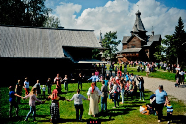 2. Vitoslavlitsy, Vùng Novgorod: Bảo tàng ngoài trời này được thành lập vào năm 1964 và giống như một ngôi làng cổ của Nga. Izbas (những ngôi nhà gỗ của người Slav) và các tòa nhà phụ tạo thành những con phố, cho du khách đi bộ tham quan.