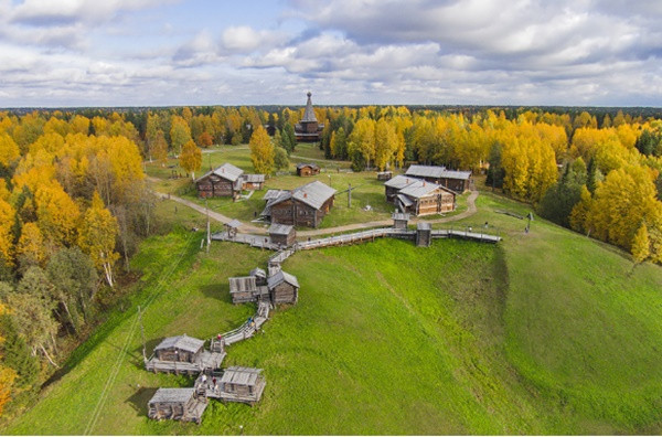 Số lượng cối xay gió bằng gỗ lớn nhất của Nga được lắp ráp tại đây và tất cả chúng đều được đưa đến đó từ các ngôi làng của Vùng Arkhangelsk.