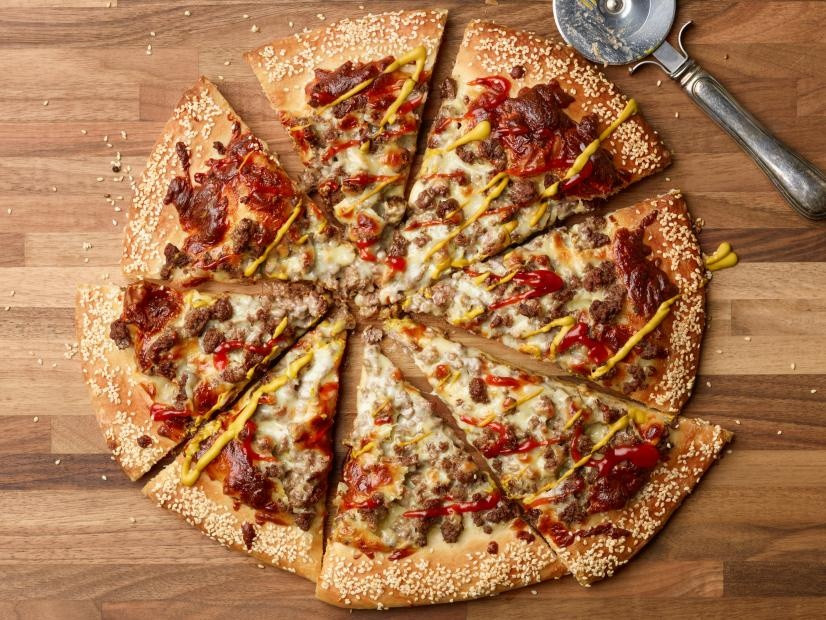 Món pizza vị cheeseburger cũng được ông Bush yêu thích. Cựu đầu bếp Cristeta Comerford tại Nhà Trắng từng tiết lộ rằng ông Bush thích ăn bánh pizza truyền thống với phần topping là mọi nguyên liệu của burger phô mai.