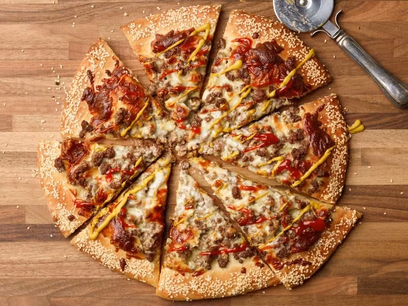 Món pizza vị cheeseburger cũng được ông Bush yêu thích. Cựu đầu bếp Cristeta Comerford tại Nhà Trắng từng tiết lộ rằng ông Bush thích ăn bánh pizza truyền thống với phần topping là mọi nguyên liệu của burger phô mai.
