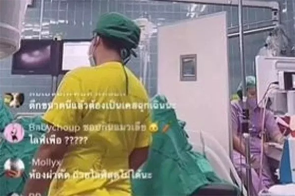 Bac si hung “gach da” vi livestream ca phau thuat tren TikTok