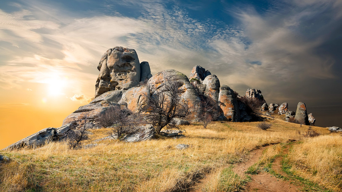 Theo một du khách đã ở đây vào ban đêm: "Nơi này rất đáng sợ, tôi đã thấy đủ loại người lùn và người mảnh khảnh. Nếu bạn tình cờ ở đây ban đêm, tôi khuyên bạn chỉ nên chiếu đèn dưới chân mình để không nhìn thấy những bóng đen đáng sợ xung quanh mình…”.