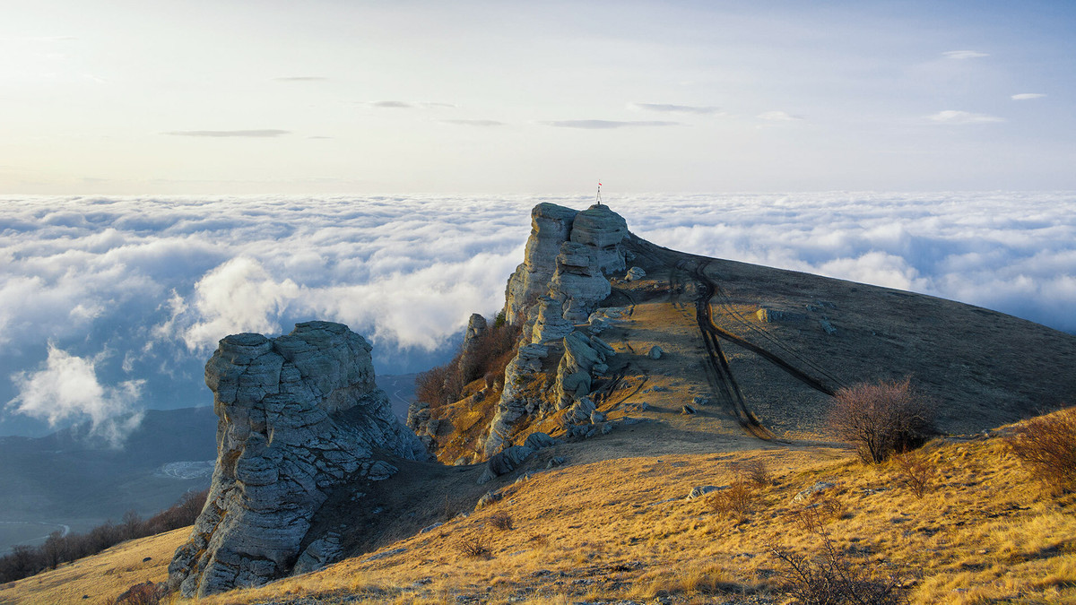 Để lên tới Thung lũng ma, bạn phải đi bộ đường dài và mang giày tốt, đặc biệt là trong mưa, khi đá trở nên trơn trượt. Từ chỗ gửi xe gần nhất, đi bộ khoảng 6 km mới tới đỉnh thung lũng. Ảnh: RBTH.