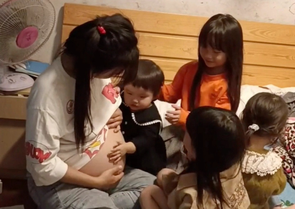 Chong doi ly hon vi doan vo sap sinh con gai thu 5