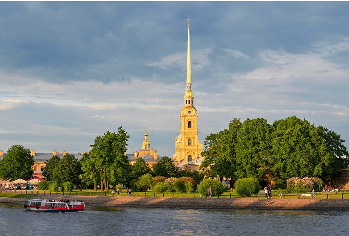 6. Tháp chuông của Nhà thờ Peter và Paul: Đồng hồ trên nhà thờ Peter và Paul xuất hiện vào năm 1776. Nó được mang đến từ Hà Lan.