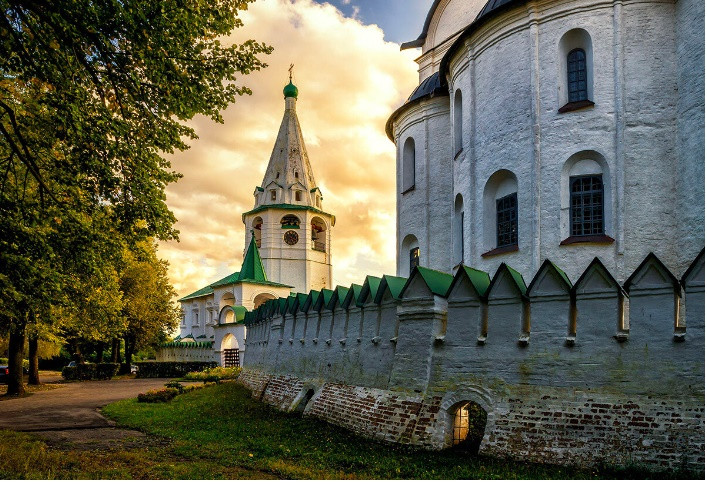 9. Tháp Suzdal Kremlin: Tháp Suzdal Kremlin với chiếc đồng hồ tương tự như chiếc đồng hồ nổi bật của Điện Kremlin Moscow.