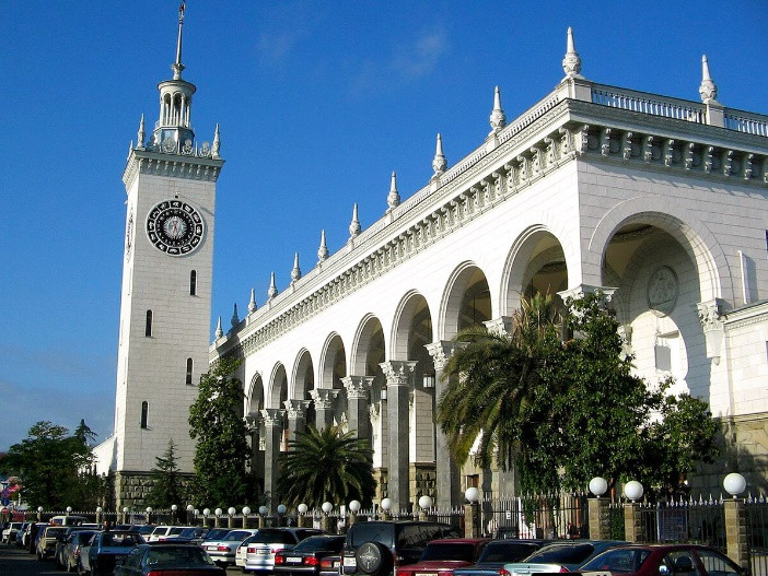 8. Tháp Sochi: Trong quá trình xây dựng tòa tháp Sochi, kiến trúc sư đã gắn thêm một chiếc đồng hồ. Ông trang trí mặt số của đồng hồ bằng các dấu hiệu cung hoàng đạo, nhưng loại bỏ Bảo Bình, Kim Ngưu và Hổ Cáp khỏi vòng tròn hoàng đạo.