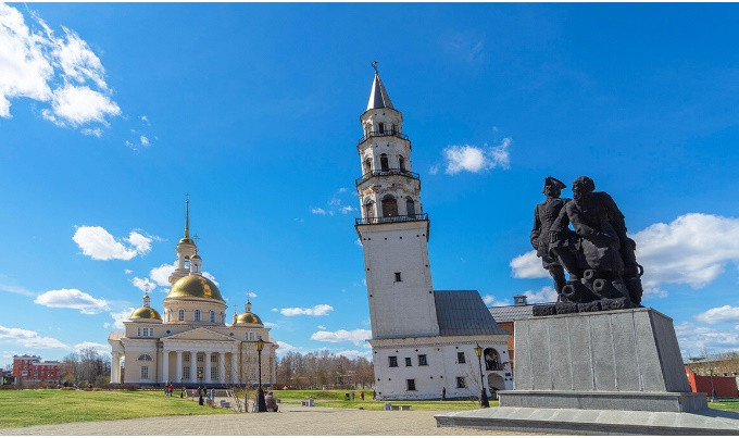 3. Tháp Nevyansk: Đây được gọi là "Tháp nghiêng Pisa" của thị trấn nhỏ Nevyansk ở Urals có độ nghiêng gần 2 mét. Tháp được gắn 9 chiếc chuông và một chiếc đồng hồ nổi bật do Anh sản xuất.