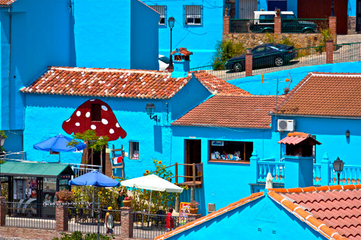 Du khách sẽ bắt gặp hình ảnh Xì Trum ở bất kỳ đâu trong ngôi làng Juzkar, từ trên tường, tượng chào đến mái nhà.