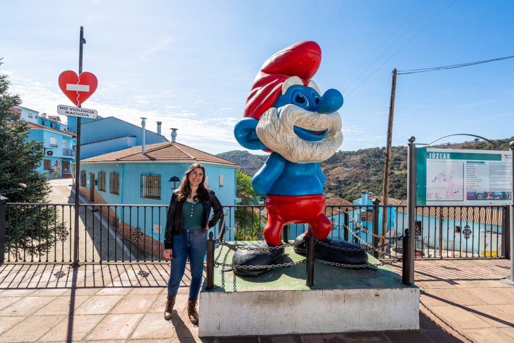 Khi nhận được sự đồng ý của người dân trong làng, mùa hè năm 2011, một nhóm họa sĩ bao gồm 20 người đã dùng 4.000 lít sơn để vẽ lên 175 tòa nhà trong làng, bao gồm tòa thị chính, các nhà thờ... và nhà người dân.