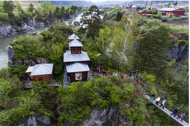 Du khách từ khắp nơi trên nước Nga thường ghé thăm đảo Patmos để ngắm nhìn núi non hùng vĩ, đi câu cá ở những con sông Siberia lạnh giá.
