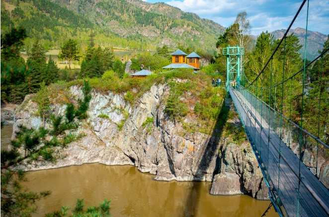 Bất cứ ai cũng có thể đến thăm hòn đảo này, nếu họ không sợ độ cao bởi cây cầu cao 15 mét so với mặt sông và lắc lư trong gió.