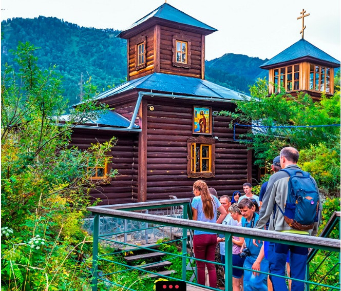 Trên đảo còn có một ngôi đền bằng gỗ xinh đẹp và hình ảnh của Đức mẹ đồng trinh được tạc vào đá.