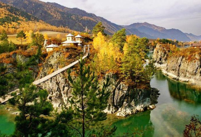 Vào mùa hè, du khách ghé thăm hòn đảo Patmos rất đông và thường xuyên phải xếp hàng chờ để đi qua cây cầu này. Ảnh: RBTH.