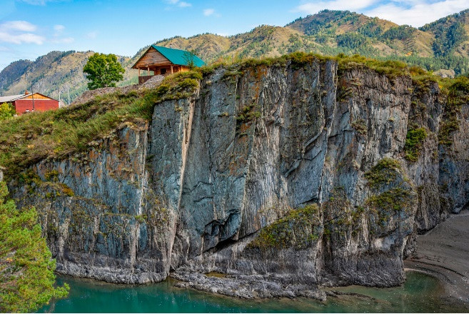 Khung cảnh thiên nhiên trên đảo Patmos rất đẹp, những tảng đá hùng vĩ, dòng sông trông thật êm đềm.